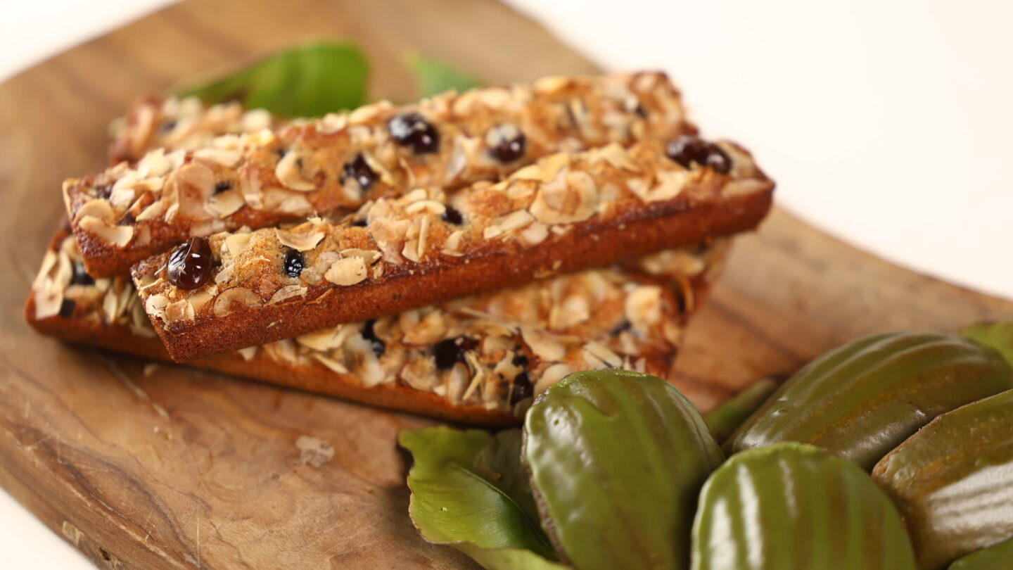 抹茶のマドレーヌと黒豆・ヘーゼルナッツ入りフィナンシェが並ぶ、手作り焼き菓子のイメージ写真 抹茶のマドレーヌと黒豆・ヘーゼルナッツ入りフィナンシェが並ぶ、手作り焼き菓子のイメージ写真