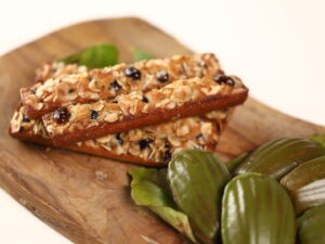 抹茶のマドレーヌと黒豆・ヘーゼルナッツ入りフィナンシェが並ぶ、手作り焼き菓子のイメージ写真