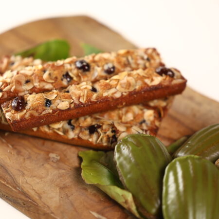 抹茶のマドレーヌと黒豆・ヘーゼルナッツ入りフィナンシェが並ぶ、手作り焼き菓子のイメージ写真 抹茶のマドレーヌと黒豆・ヘーゼルナッツ入りフィナンシェが並ぶ、手作り焼き菓子のイメージ写真