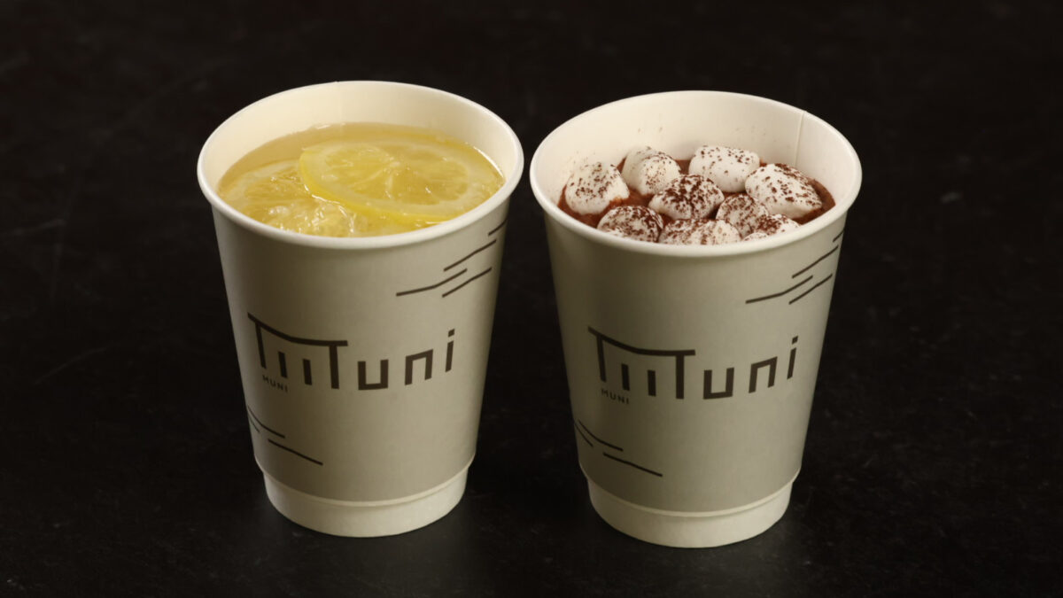 冬限定のマシュマロホットチョコレートとホット柚子レモネードが並ぶJuice & Sweets Muniのドリンク写真