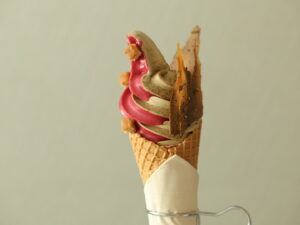 ほうじ茶とカシスのミックスソフトクリーム。香ばしさと酸味が織りなす冬の味覚、Juice & Sweets Muniの一品。