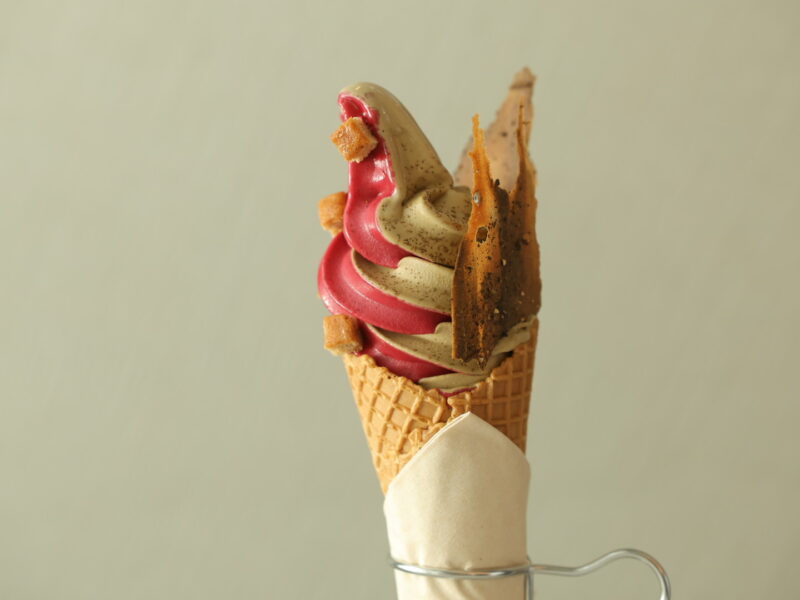 ほうじ茶とカシスのミックスソフトクリーム。香ばしさと酸味が織りなす冬の味覚、Juice & Sweets Muniの一品。