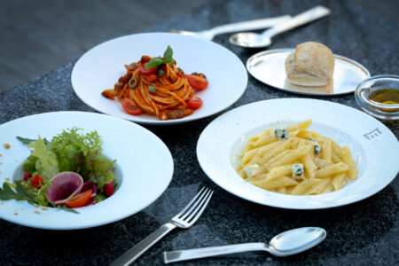 季節野菜のサラダと2種のパスタ｜Riverside Café Muni 宵の刻ライトディナー