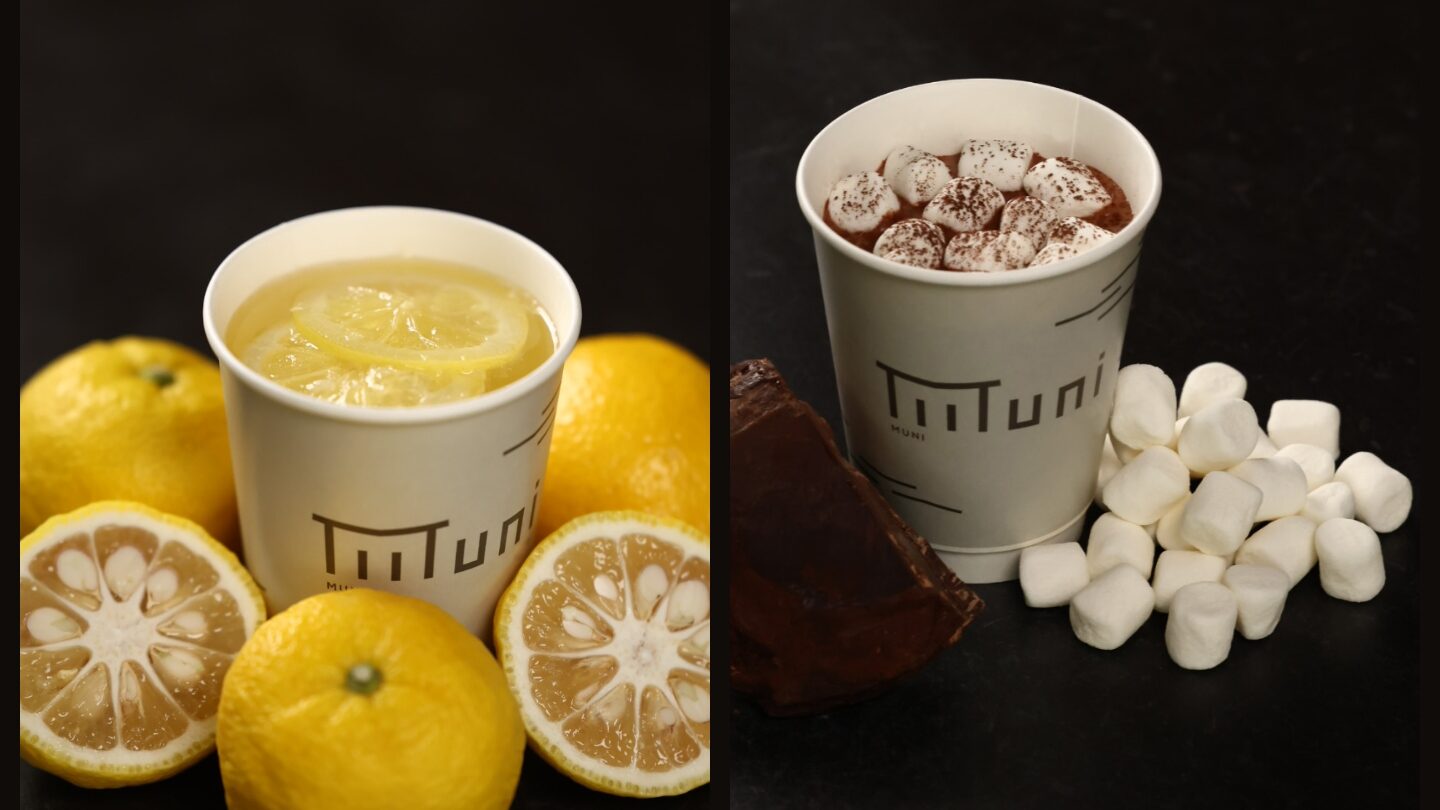 冬限定のマシュマロホットチョコレートとホット柚子レモネードが並ぶJuice & Sweets Muniのドリンク写真 冬限定のマシュマロホットチョコレートとホット柚子レモネードが並ぶJuice & Sweets Muniのドリンク写真