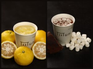 冬限定のマシュマロホットチョコレートとホット柚子レモネードが並ぶJuice & Sweets Muniのドリンク写真