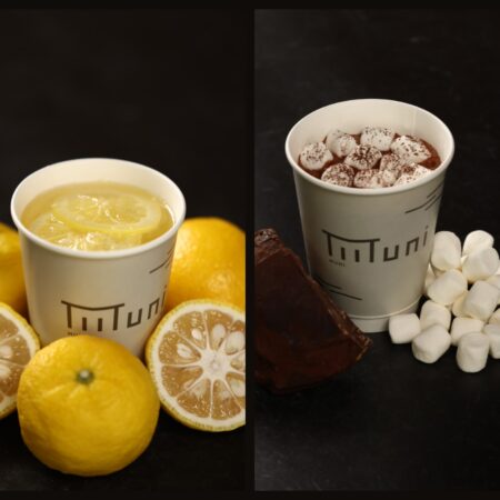 冬限定のマシュマロホットチョコレートとホット柚子レモネードが並ぶJuice & Sweets Muniのドリンク写真 冬限定のマシュマロホットチョコレートとホット柚子レモネードが並ぶJuice & Sweets Muniのドリンク写真