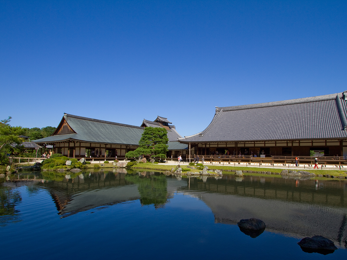 天龍寺の庭園と伽藍を望む風景