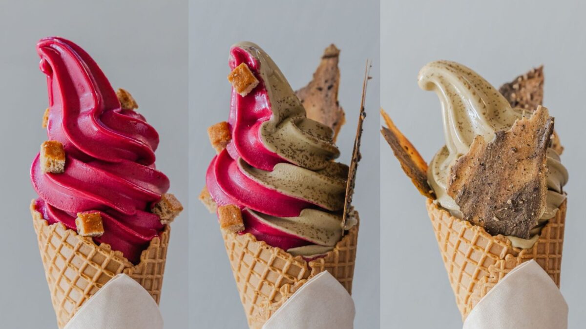 SoftServe_2025 ほうじ茶とカシスのミックスソフトクリーム。香ばしさと酸味が織りなす冬の味覚、Juice & Sweets Muniの一品。