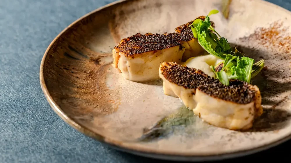 Restaurant MUNI|季節の魚料理|京都のフレンチレストラン Restaurant MUNI の季節の魚料理の盛り付け写真(京都のフレンチレストラン)