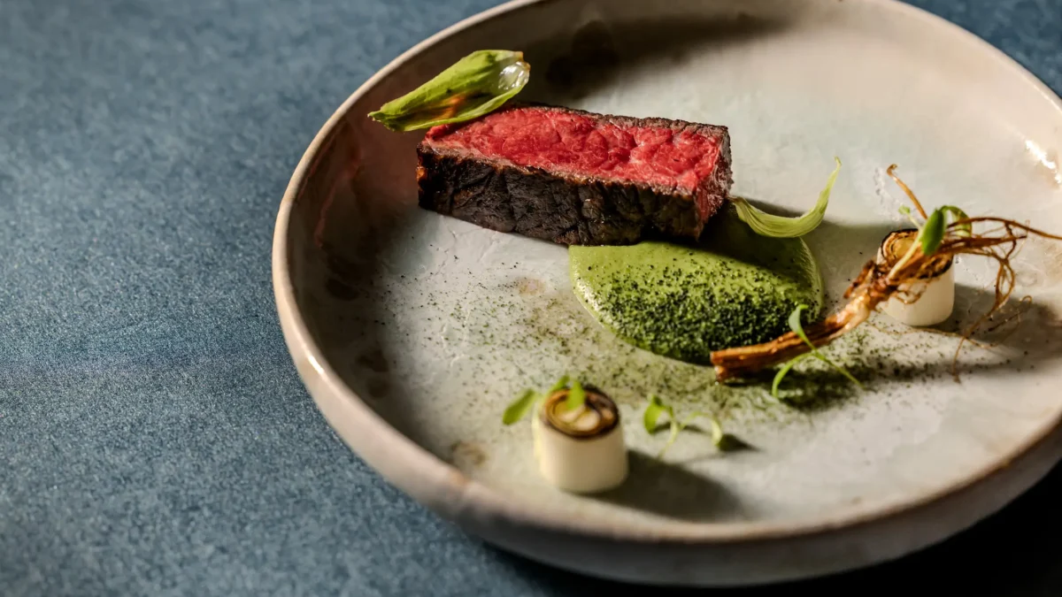 Restaurant MUNI|季節のメイン料理|京都・嵐山のフレンチ Restaurant MUNI(京都・嵐山)の季節のメイン料理の盛り付け写真