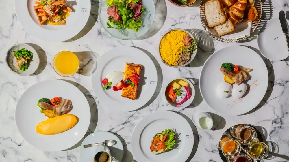 嵐山の朝を彩るアメリカンブレックファストのテーブルセッティング