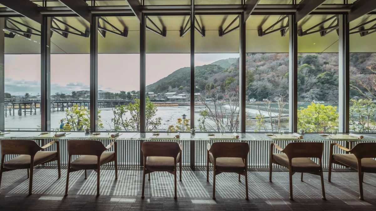cafe-fv-202601 渡月橋と桂川、嵐山の自然を望むRiverside Café Muniの店内