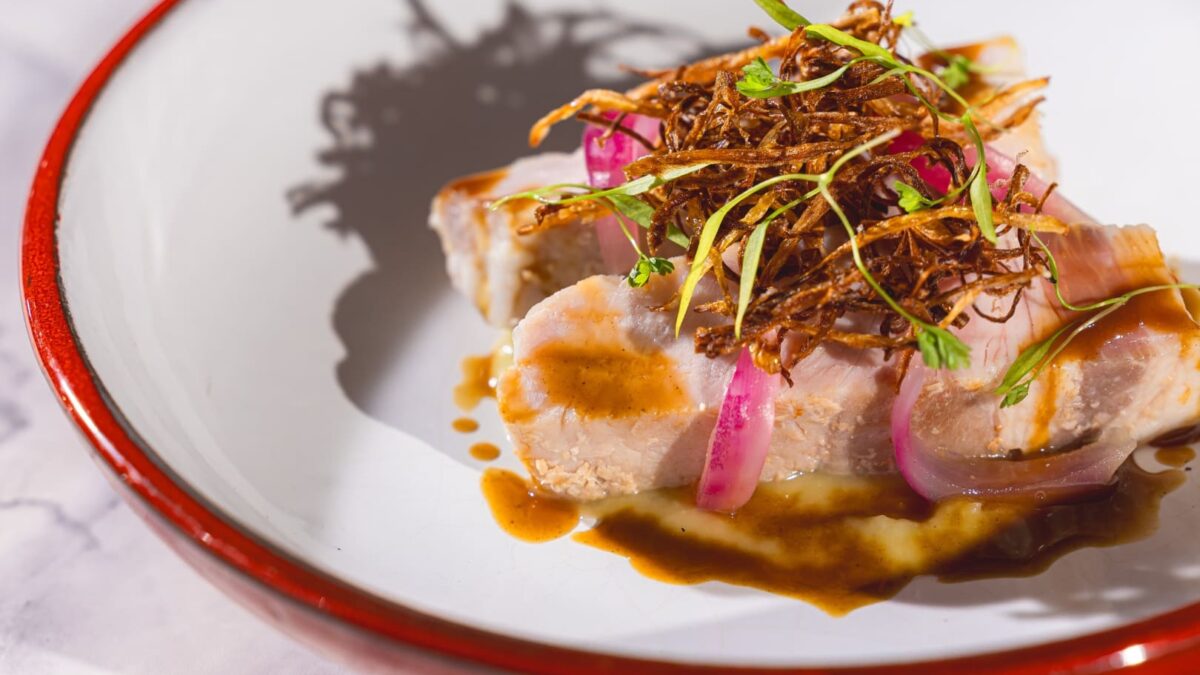 CafeSummer26-2 Riverside Cafe MUNI 夏のランチコースのメイン料理の一つ、豚肩ロースのイメージ写真。